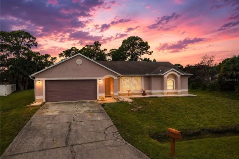House in Palm Bay, Florida 4 bedrooms, 181.53 sq.m. № 2212125