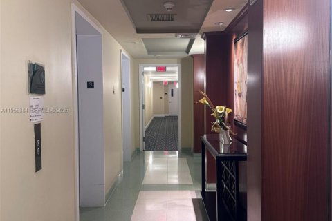 Apartment in Hallandale Beach, Florida 1 bedroom, 85.47 sq.m. № 2019567 - photo 18