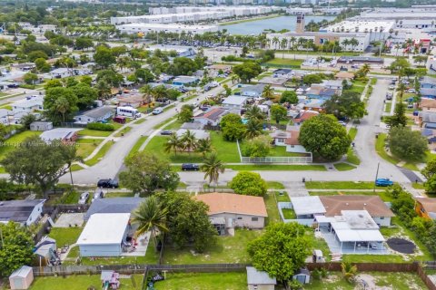 House in West Park, Florida 3 bedrooms, 102.19 sq.m. № 1836018 - photo 11