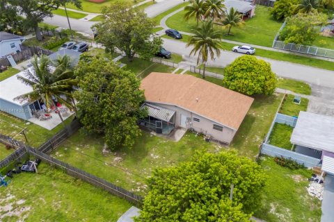 House in West Park, Florida 3 bedrooms, 102.19 sq.m. № 1836018 - photo 12