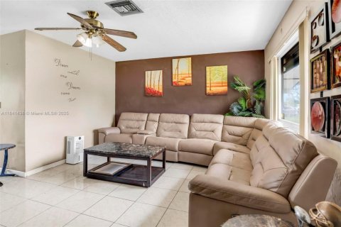 House in West Park, Florida 3 bedrooms, 102.19 sq.m. № 1836018 - photo 14