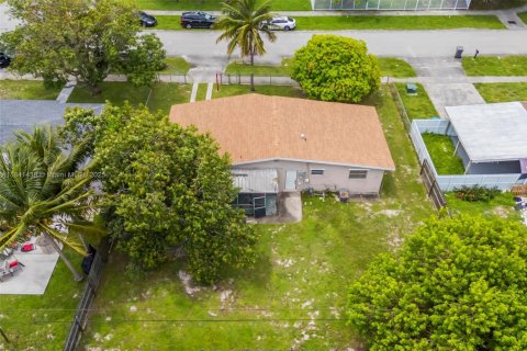 House in West Park, Florida 3 bedrooms, 102.19 sq.m. № 1836018 - photo 23