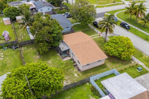 House in West Park, Florida 3 bedrooms, 102.19 sq.m. № 1836018 - photo 28