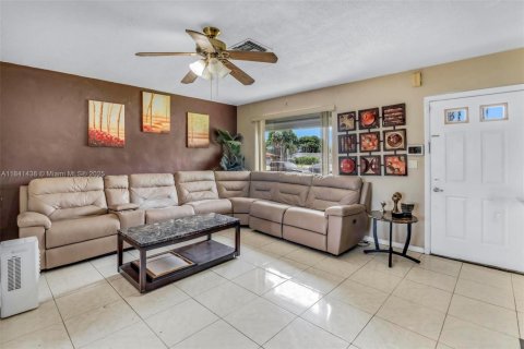 House in West Park, Florida 3 bedrooms, 102.19 sq.m. № 1836018 - photo 3