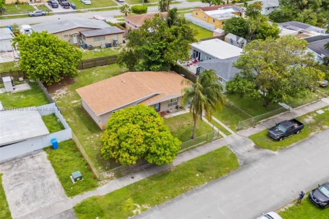 House in West Park, Florida 3 bedrooms, 102.19 sq.m. № 1836018 - photo 2