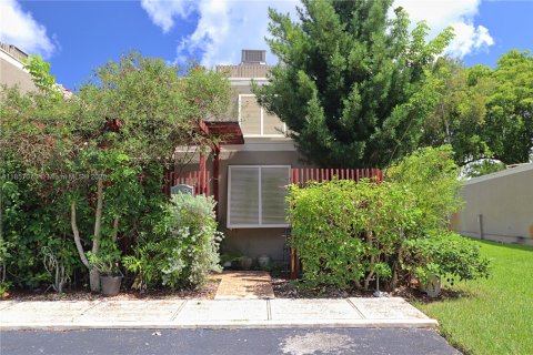 Townhouse in Pembroke Pines, Florida 2 bedrooms, 122.45 sq.m. № 1887157 - photo 1