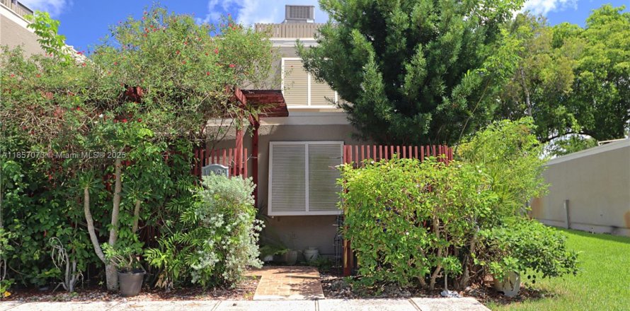 Townhouse in Pembroke Pines, Florida 2 bedrooms, 122.45 sq.m. № 1887157