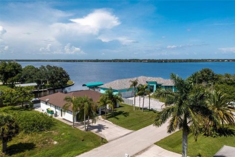House in Port Charlotte, Florida 3 bedrooms, 211.26 sq.m. № 1636093 - photo 2