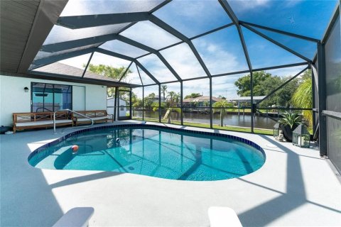 House in Port Charlotte, Florida 3 bedrooms, 211.26 sq.m. № 1636093 - photo 3