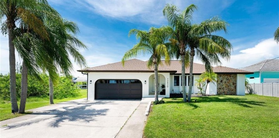 House in Port Charlotte, Florida 3 bedrooms, 211.26 sq.m. № 1636093