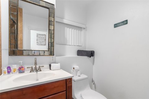 Casa en alquiler en Miami, Florida, 4 dormitorios, 210.8 m2 № 1969487 - foto 17