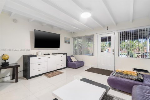 Casa en alquiler en Miami, Florida, 4 dormitorios, 210.8 m2 № 1969487 - foto 8