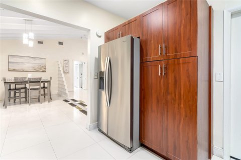 Casa en alquiler en Miami, Florida, 4 dormitorios, 210.8 m2 № 1969487 - foto 13