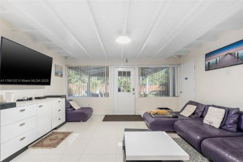 Casa en alquiler en Miami, Florida, 4 dormitorios, 210.8 m2 № 1969487 - foto 1