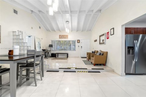 Casa en alquiler en Miami, Florida, 4 dormitorios, 210.8 m2 № 1969487 - foto 9