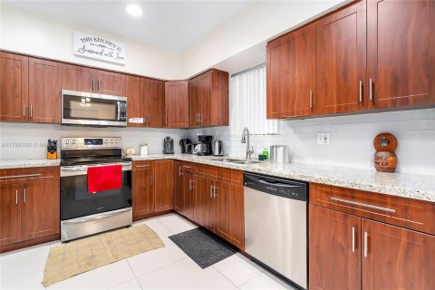 Casa en alquiler en Miami, Florida, 4 dormitorios, 210.8 m2 № 1969487 - foto 11