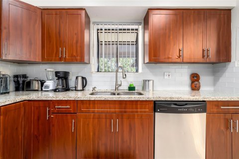 Casa en alquiler en Miami, Florida, 4 dormitorios, 210.8 m2 № 1969487 - foto 14