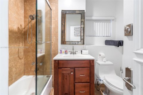 Casa en alquiler en Miami, Florida, 4 dormitorios, 210.8 m2 № 1969487 - foto 16