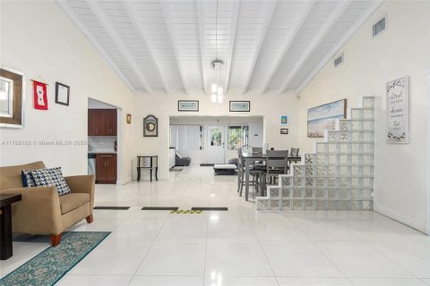 Casa en alquiler en Miami, Florida, 4 dormitorios, 210.8 m2 № 1969487 - foto 3