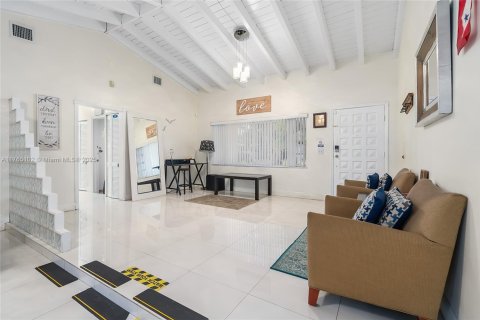 Casa en alquiler en Miami, Florida, 4 dormitorios, 210.8 m2 № 1969487 - foto 5