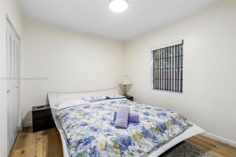 Casa en alquiler en Miami, Florida, 4 dormitorios, 210.8 m2 № 1969487 - foto 26
