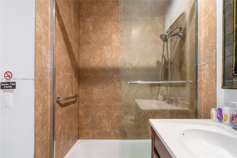 Casa en alquiler en Miami, Florida, 4 dormitorios, 210.8 m2 № 1969487 - foto 19