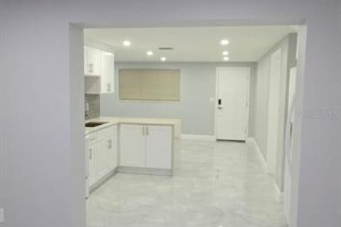 House in Tampa, Florida 3 bedrooms, 97.73 sq.m. № 1888657 - photo 5