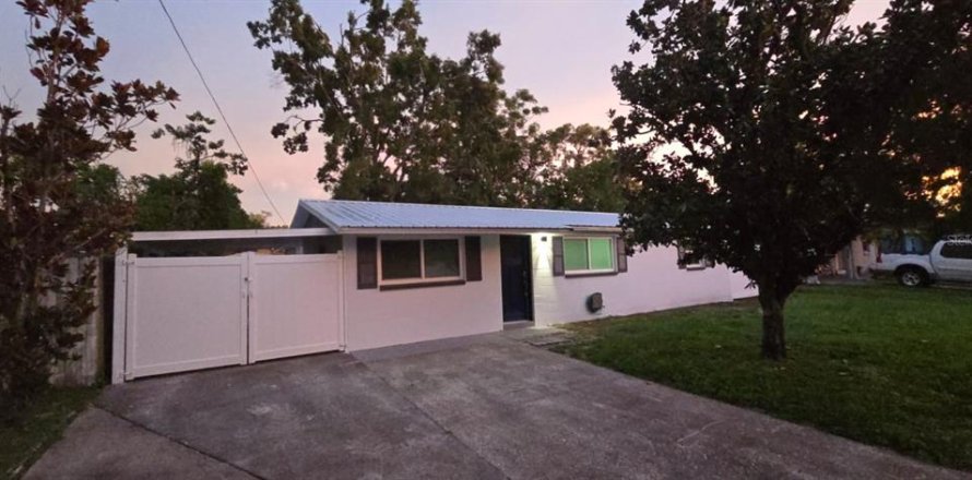 House in Tampa, Florida 3 bedrooms, 97.73 sq.m. № 1888657