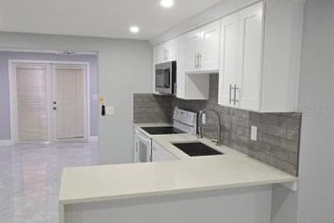 House in Tampa, Florida 3 bedrooms, 97.73 sq.m. № 1888657 - photo 19