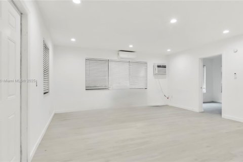 Propiedad comercial en venta en Hollywood, Florida, 147.99 m2 № 1948371 - foto 12