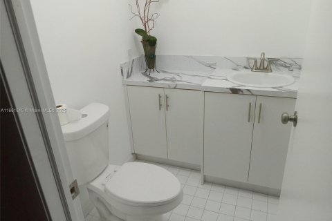 Townhouse in South Miami, Florida 3 bedrooms, 204.38 sq.m. № 1865025 - photo 7