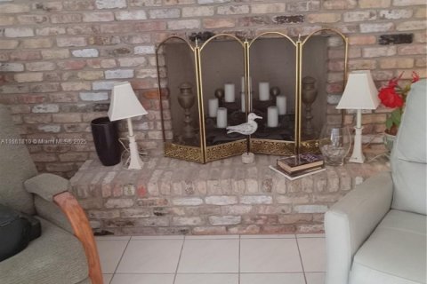 Townhouse in South Miami, Florida 3 bedrooms, 204.38 sq.m. № 1865025 - photo 3