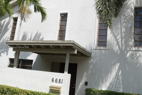 Townhouse in South Miami, Florida 3 bedrooms, 204.38 sq.m. № 1865025 - photo 1