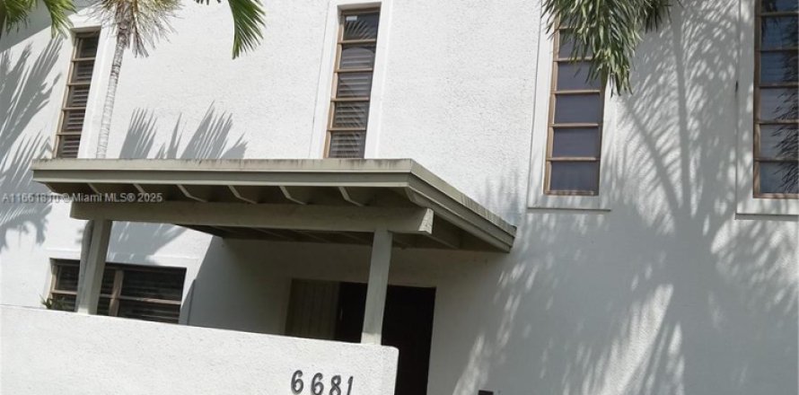 Townhouse in South Miami, Florida 3 bedrooms, 204.38 sq.m. № 1865025