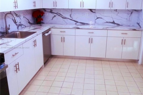 Townhouse in South Miami, Florida 3 bedrooms, 204.38 sq.m. № 1865025 - photo 5