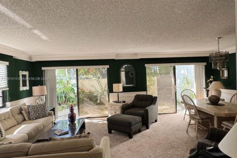 Townhouse in South Miami, Florida 3 bedrooms, 204.38 sq.m. № 1865025 - photo 4
