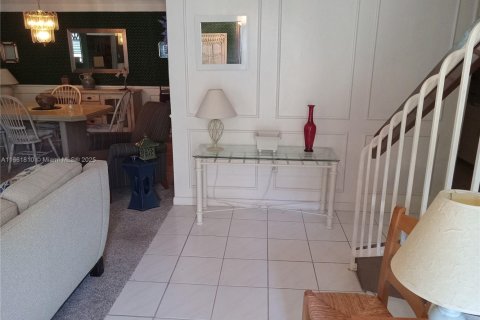 Townhouse in South Miami, Florida 3 bedrooms, 204.38 sq.m. № 1865025 - photo 2
