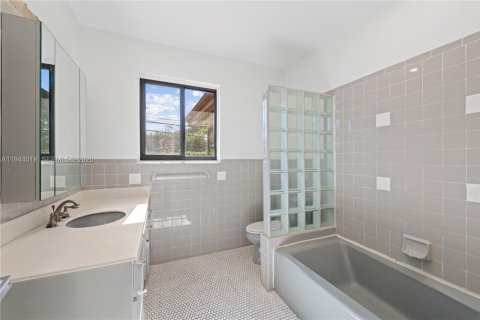 Снять в аренду виллу или дом в Майами-Шорс, Флорида 3 спальни, 188.68м2, № 2001458 - фото 13