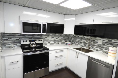 Copropriété à louer à Hollywood, Floride: 2 chambres, 111.2 m2 № 1890651 - photo 4