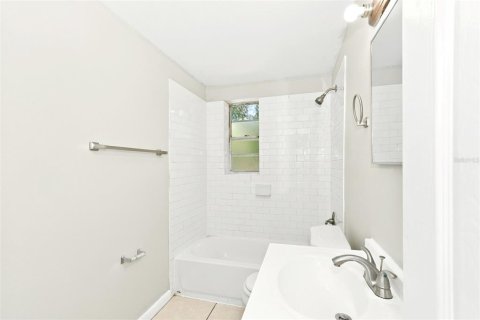 Villa ou maison à louer à Tampa, Floride: 4 chambres, 97.92 m2 № 2403087 - photo 12