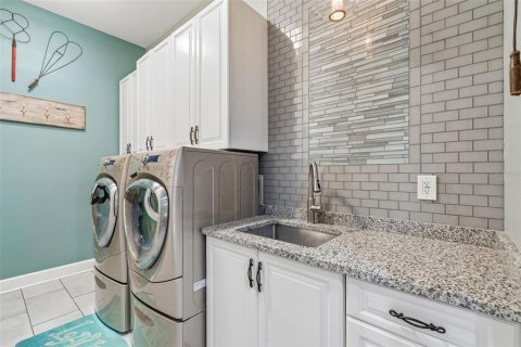 Casa en venta en Dade City, Florida, 6 dormitorios, 402.92 m2 № 2152325 - foto 21