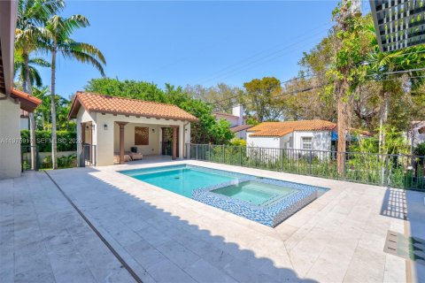 House in Coral Gables, Florida 4 bedrooms, 343.92 sq.m. № 2040107 - photo 21