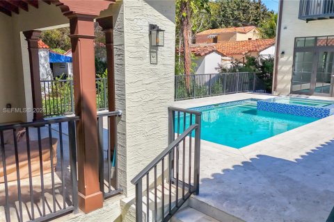 House in Coral Gables, Florida 4 bedrooms, 343.92 sq.m. № 2040107 - photo 27