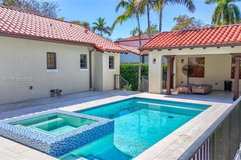 House in Coral Gables, Florida 4 bedrooms, 343.92 sq.m. № 2040107 - photo 28