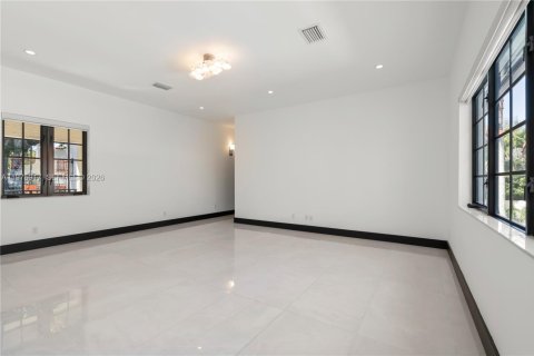 House in Coral Gables, Florida 4 bedrooms, 343.92 sq.m. № 2040107 - photo 11