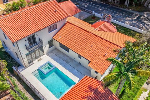 House in Coral Gables, Florida 4 bedrooms, 343.92 sq.m. № 2040107 - photo 22