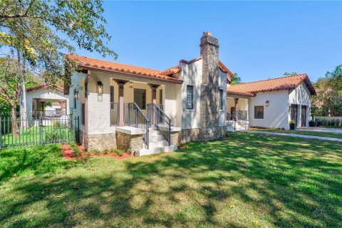 House in Coral Gables, Florida 4 bedrooms, 343.92 sq.m. № 2040107 - photo 3