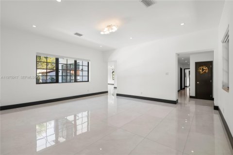 House in Coral Gables, Florida 4 bedrooms, 343.92 sq.m. № 2040107 - photo 10