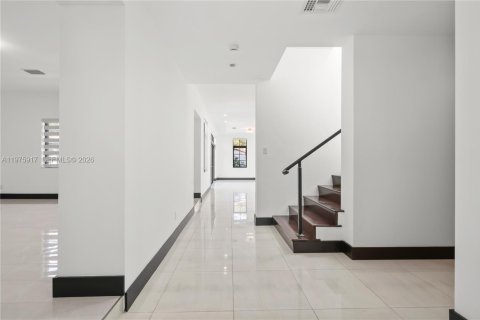 House in Coral Gables, Florida 4 bedrooms, 343.92 sq.m. № 2040107 - photo 8