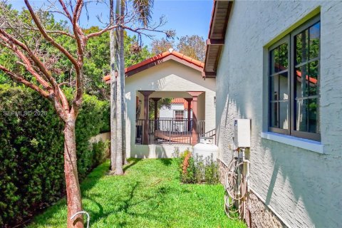 House in Coral Gables, Florida 4 bedrooms, 343.92 sq.m. № 2040107 - photo 25